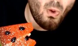 网红吃老汉瓜是谁,引发网友热议！