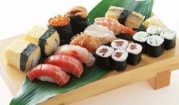 地摊寿司爆料怎么做视频,跟随视频学习街头美食制作技巧